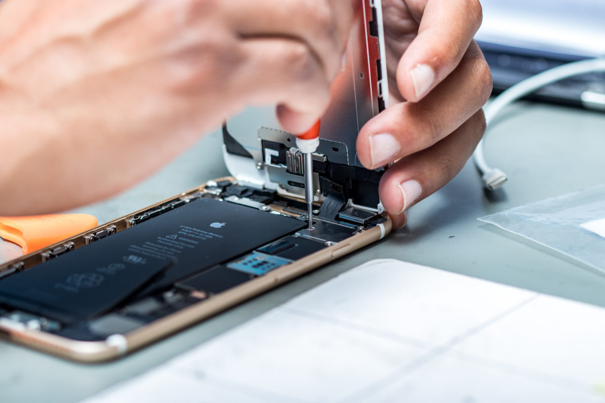 What Are The Top Advantages Of Getting Into Repairing Iphones?