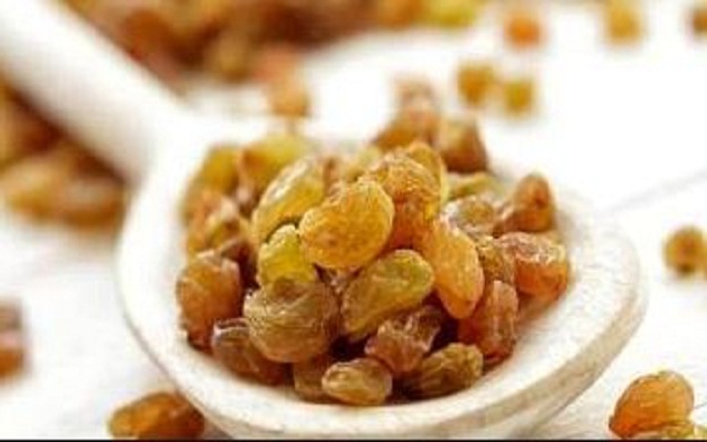 wellhealthorganic.com:easy-way-to-gain-weight-know-how-raisins-can-help-in-weight-gain